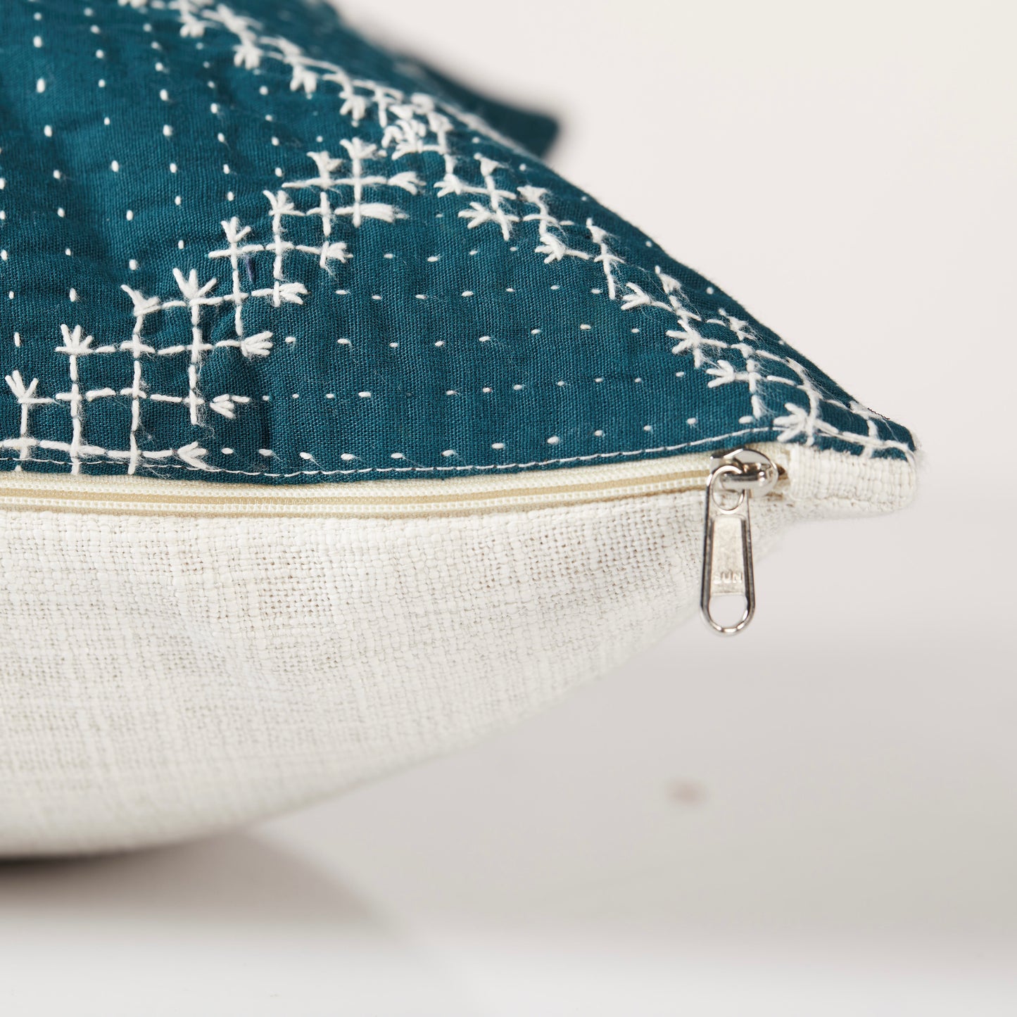 TKC005 - 01 SOLID CUSHION COVER (S) (9 mane) 16"